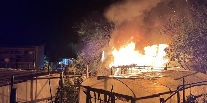 Domat/Ems GR - Zwei Gartenhäuser in Schrebergartensiedlung in Brand