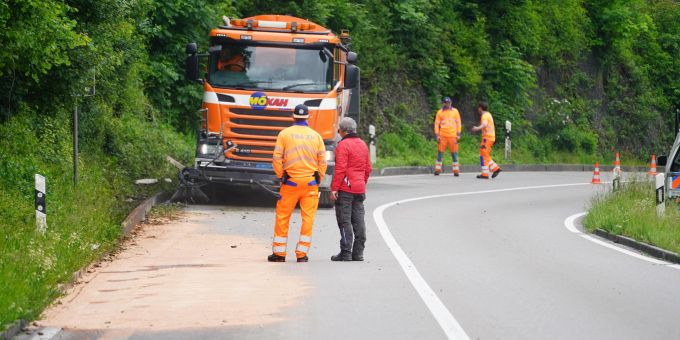 Die Reinigung der Strasse streckte sich über mehrere Stunden hinweg. Unfall