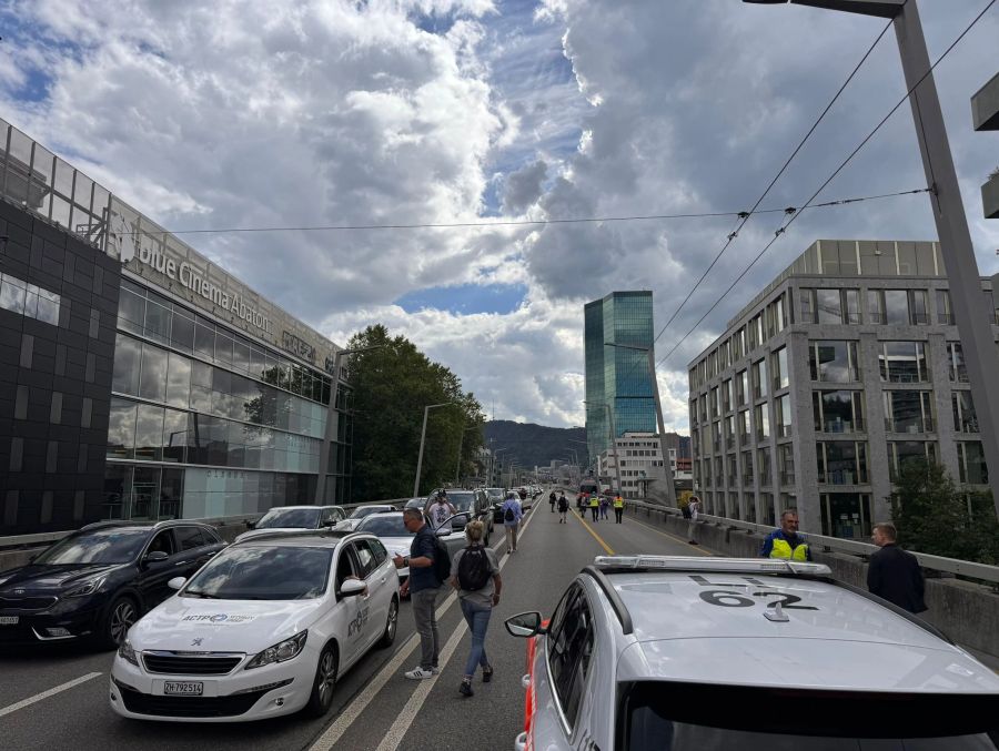 Hier steht nun der Verkehr still.