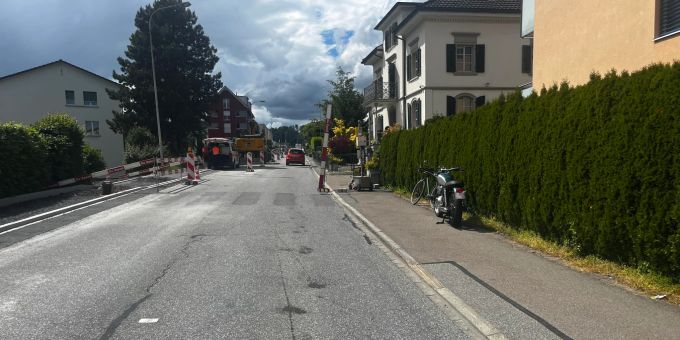 Eschenbach SG - Töfffahrerin (55) prallt in Zaun und Ampel
