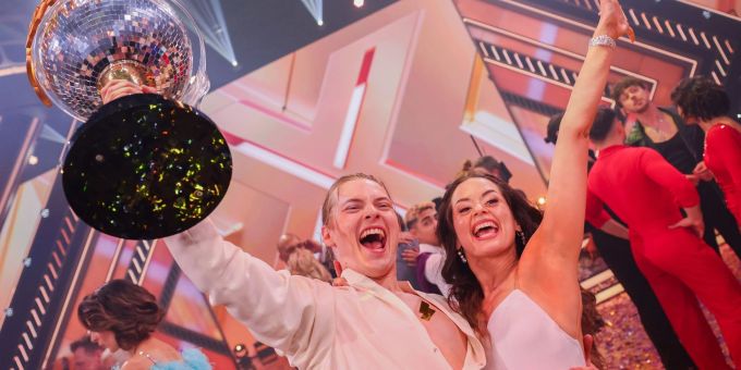 Der Favorit Gabriel Kelly, Sänger, der freut sich mit Malika Dzumaev, Profitänzerin, über den Sieg und den Titel «Dancing Star 2024». Der Favorit Gabriel Kelly, Sänger, der freut sich mit Malika Dzumaev, Profitänzerin, über den Sieg und den Titel «Dancing Star 2024».