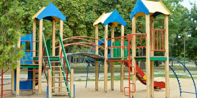 Ein Spielplatz. (Symbolbild) Spielplatz SAnd Holz Gerüst