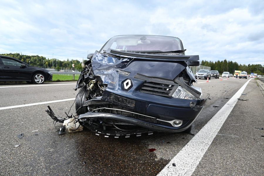 An den beiden Fahrzeugen entstand ein Totalschaden.