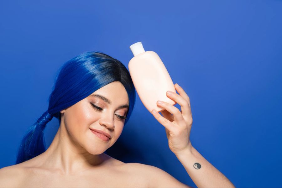 Frau mit blauen Haaren, Shampoo, Pflegeprodukt