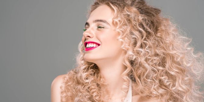 Glückliche Frau mit Locken