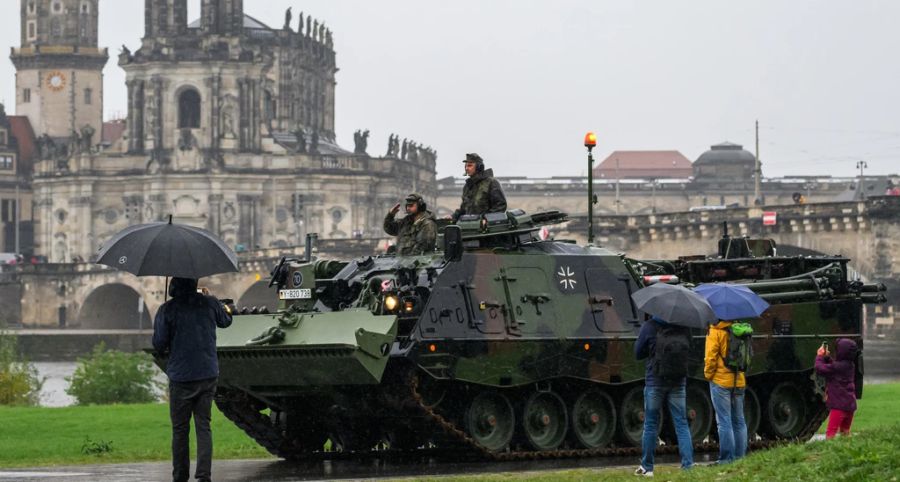 Die Bundeswehr fährt mit einem «Büffel» vor.