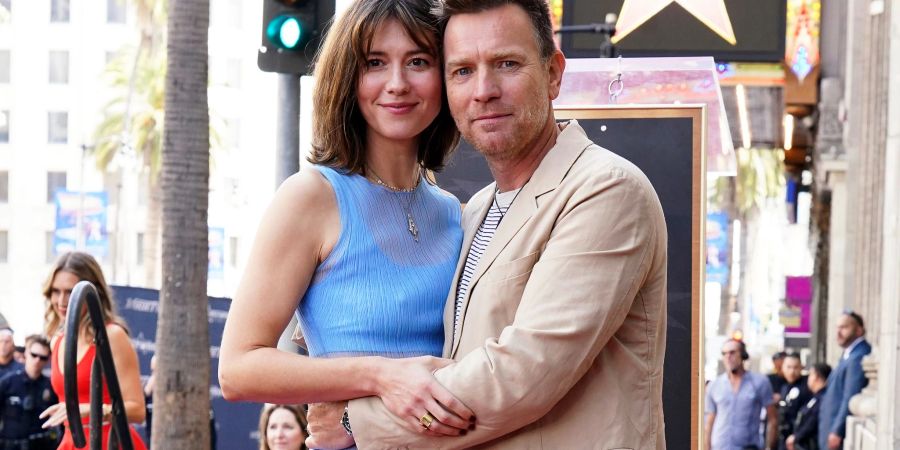 Ewan McGregor feiert den Hollywood-Stern mit seiner Frau Mary Elizabeth Winstead.