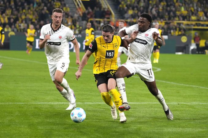 Marcel Sabitzer (m.) vom BVB im Duell mit zwei Spielern des FC St. Pauli. bvb