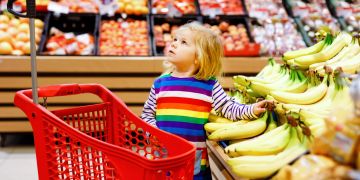 Kleinkind im Supermarkt