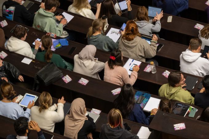 Professoren der Uni Basel haben ihre Machtposition ausgenutzt, um Studentinnen zu belästigen. (Symbolbild) Uni sexuell