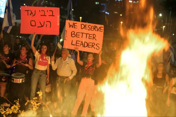 In Isreal demonstrieren Menschen gegen den Wechsel im Verteidigungsministerium. Isreal Prosteste TelAviv