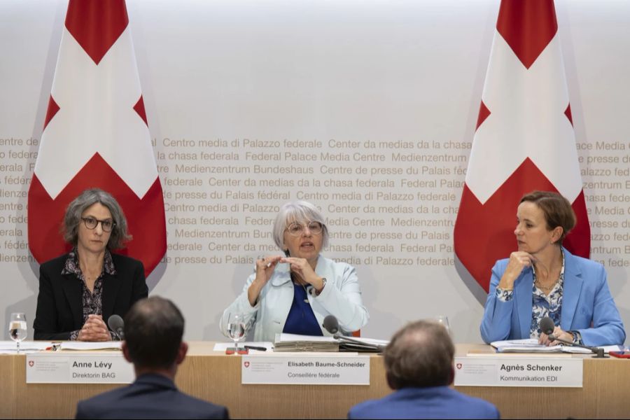 Hatten am Donnerstag schlechte News: BAG-Direktorin Anne Lévy, Bundesrätin Elisabeth Baume-Schneider und EDI-Kommunikationsverantwortliche Agnès Schenker.