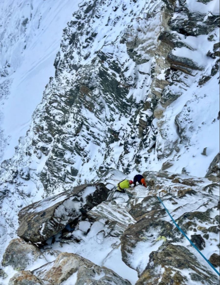 Die Rettungsspezialisten mussten sich zu den verunglückten Alpinisten abseilen und sie dann mittels Seilzugs zurück auf die Normalroute bringen.