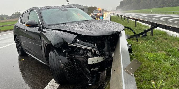 Die Autofahrerin wurde leicht verletzt. Unfall auf A7
