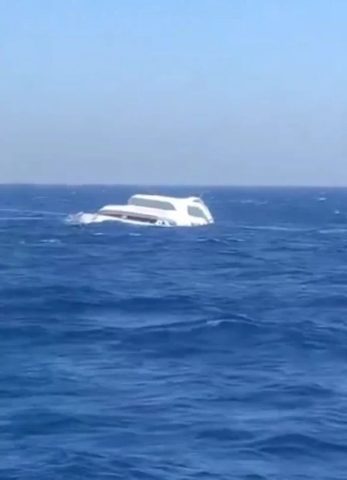 Der Investigativ-Journalist Khaled Iskef postete ein Video, das das sinkende Schiff zeigen soll. ägypten