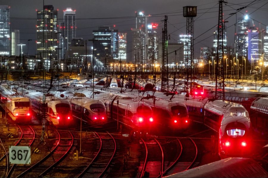 Züge der Deutschen Bahn auf einem Abstellgleis in Frankfurt am Main.