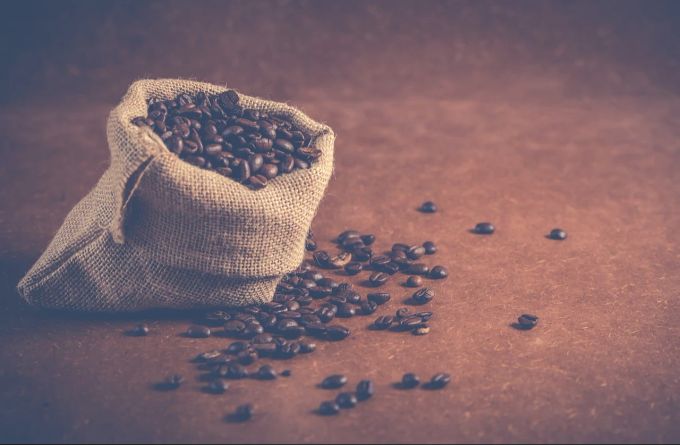 Die Ernte wird zurückgehen, was die weltweite Kaffeeversorgung unter Druck setzt. (Symbolbild) kaffee bohnen
