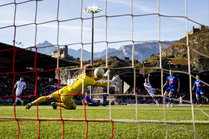 Pascal Loretz (FC Luzern) verletzt sich im Spiel gegen Sion. Pascal Loretz FC Luzern