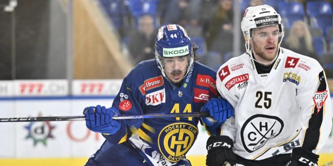 Matej Stransky (l) gelingt gegen Lugano ein Hattrick. HC Davos