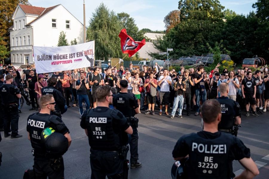 Bereits gestern, Sonntag, wurde gegen den Sieg seiner Partei demonstriert.