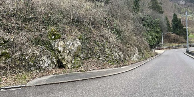 Strassensperrung in Dugging wegen Holzerei- und Felsarbeiten. Strassensperrung