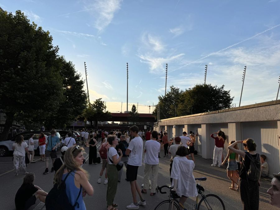 Viele Fans hören vor dem Stadion Taylors Musik zu.