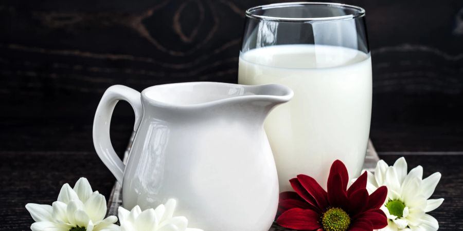 Kännchen, Glas Milch daneben