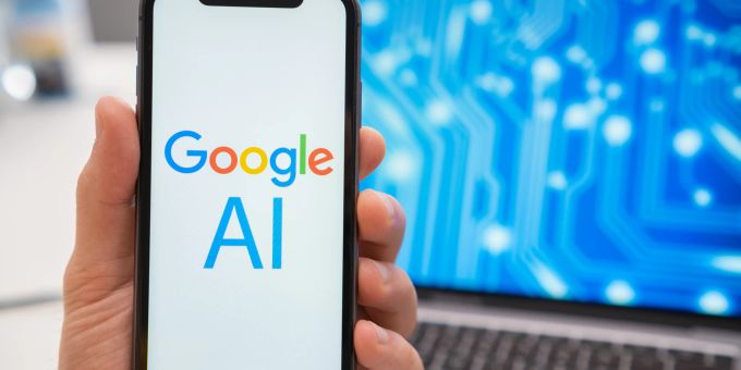 In der Welt von Google spielt KI seit Langem eine zentrale Rolle. (Symbolbild) Google AI mobil