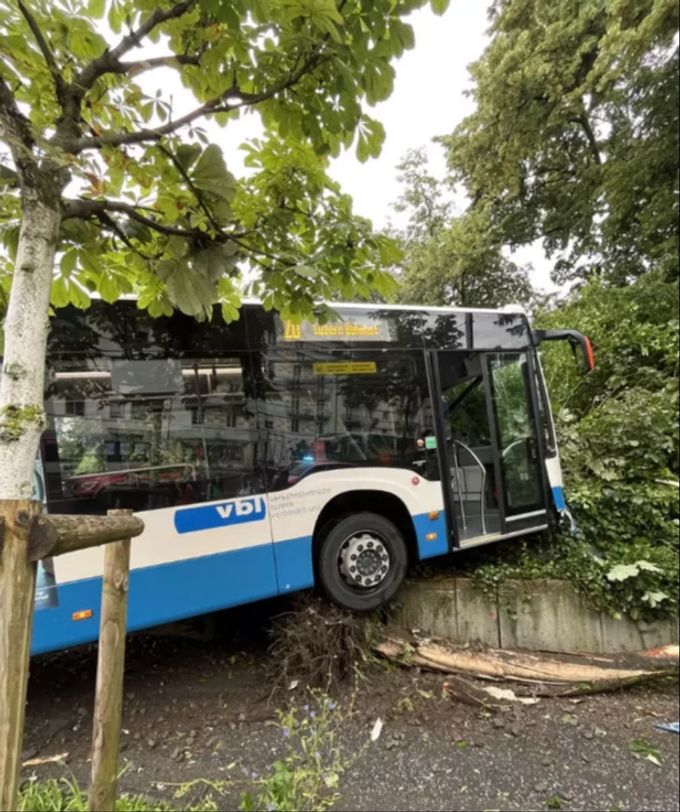 Der Sachschaden wird auf rund 70'000 Franken geschätzt. Bus Unfall