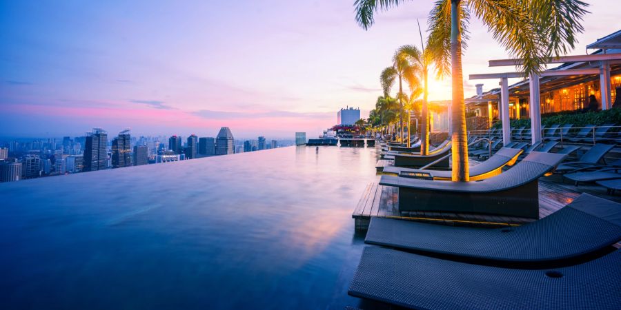 Infinity Pool Marina Bay Sands am Abend.