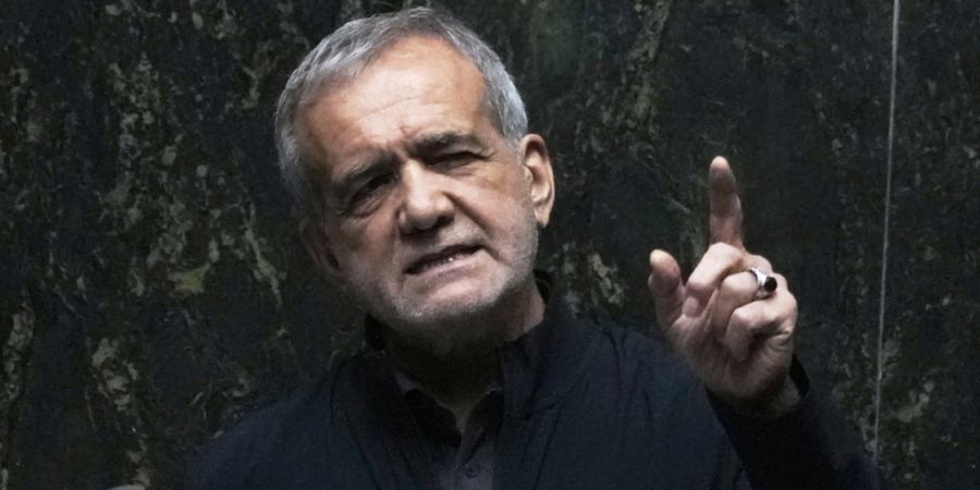 ARCHIV - Der iranische Präsident Massud Peseschkian spricht in einer öffentlichen Sitzung des Parlaments. Foto: Vahid Salemi/AP/dpa/Archivbild
