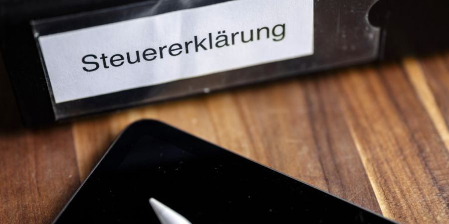 Die Zuger Stimmberechtigten werden voraussichtlich im Februar 2027 an der Urne über einen Steuerrabatt abstimmen. (Symbolbild)