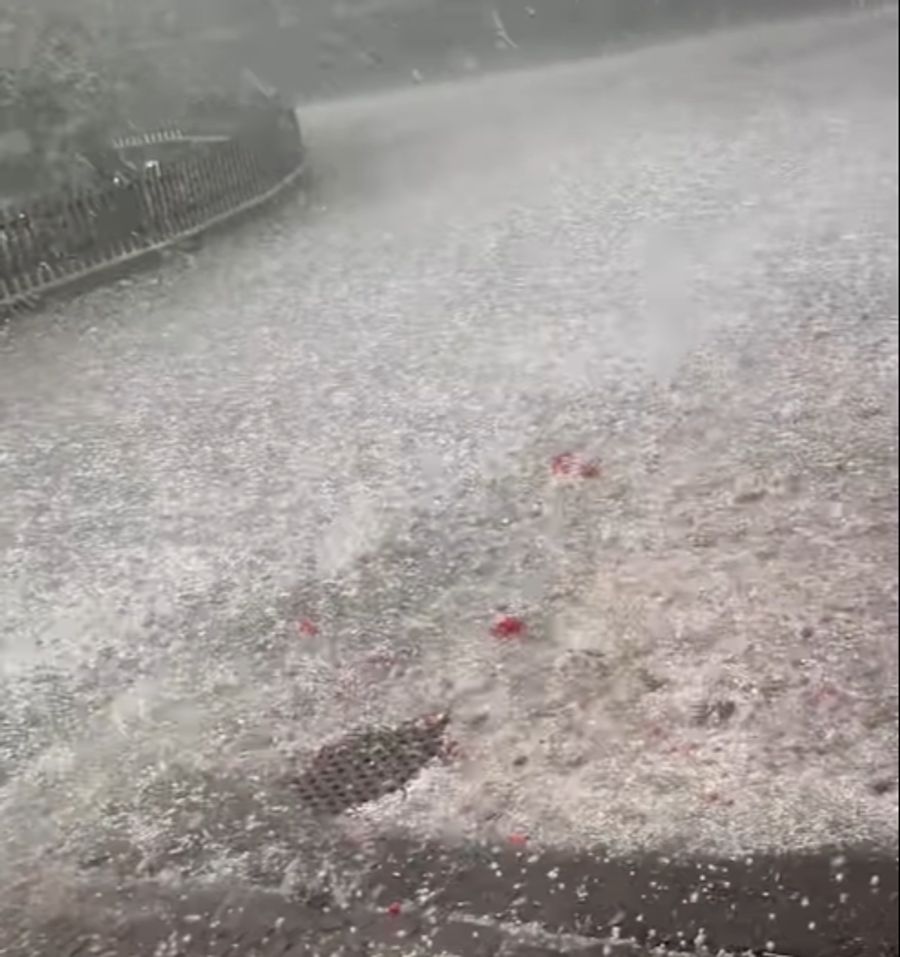 An verschiedenen Orten in der Schweiz kam es durch heftige Regenfälle lokal zu gefluteten Strassen, so auch in Ostermundigen BE.