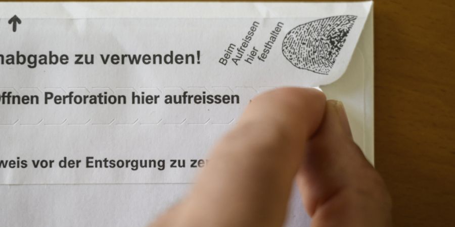 Das Abstimmungskuvert wird im Kanton Luzern künftig weniger dick sein. (Archivaufnahme)