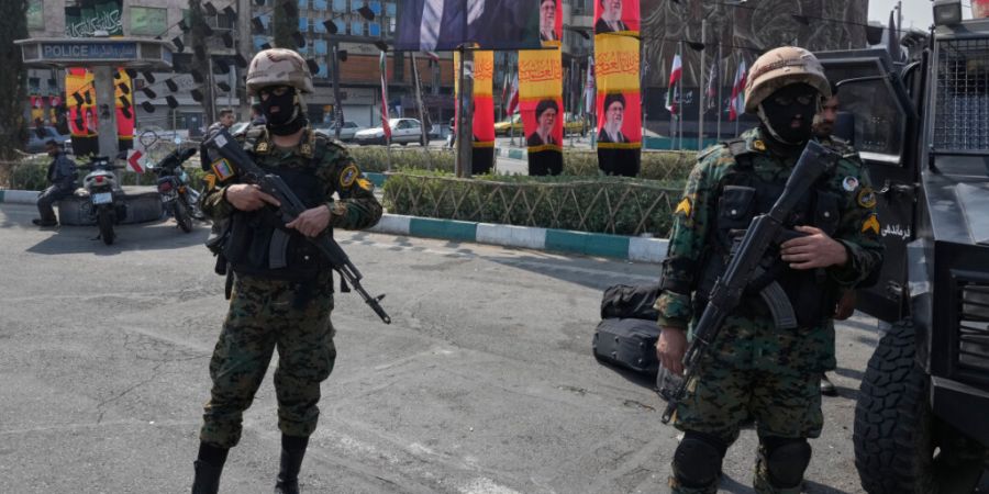 ARCHIV - Polizisten stehen Wache auf dem Platz der Islamischen Revolution. Im Iran sind seit Kriegsbeginn vor drei Monaten Menschenrechtlern zufolge mehr als 6.000 Menschen festgenommen...
