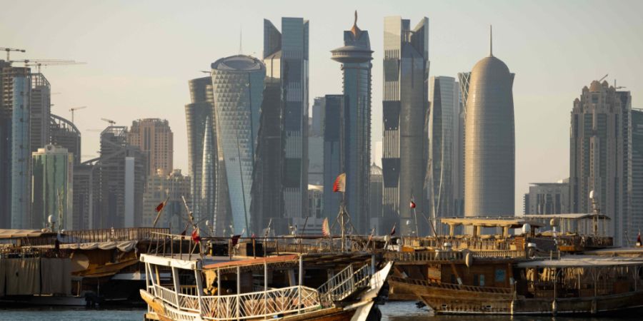 ARCHIV - Dhow-Boote, wie sie früher die Perlentaucher genutzt haben, fahren mit Touristen im Meer vor der Skyline von Doha. Foto: Christian Charisius/dpa