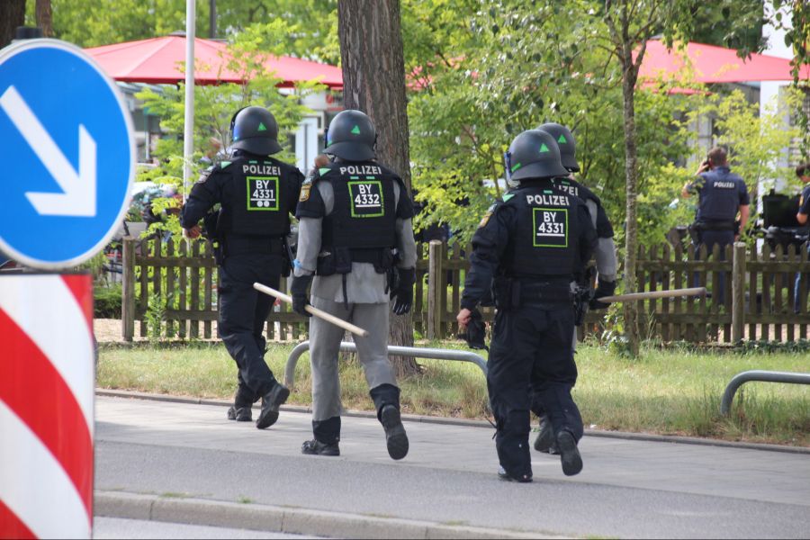 Es handelt sich um einen 20-jährigen Deutschen. Zum Motiv ist nichts bekannt.