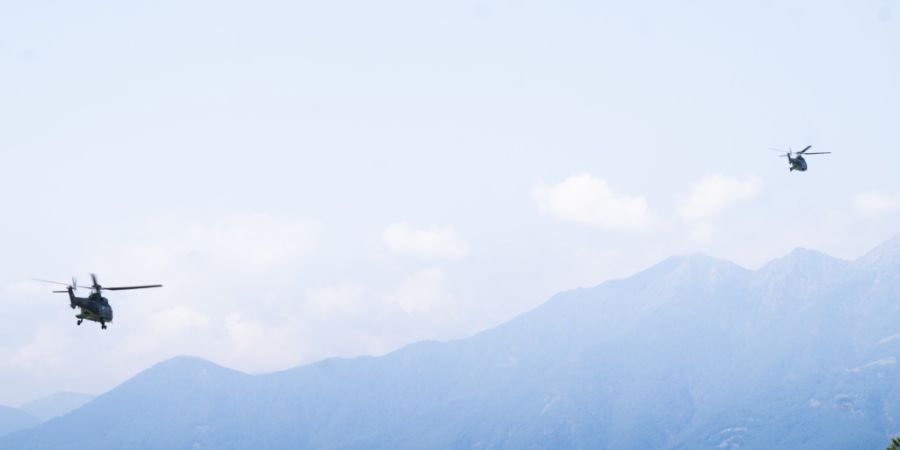 22 Personen seien an Bord der drei Super-Puma-Helikopter, darunter Spezialisten zur Brandbekämpfung, Mechaniker sowie zwei Personen vom Team humanitäre Hilfe der Deza.