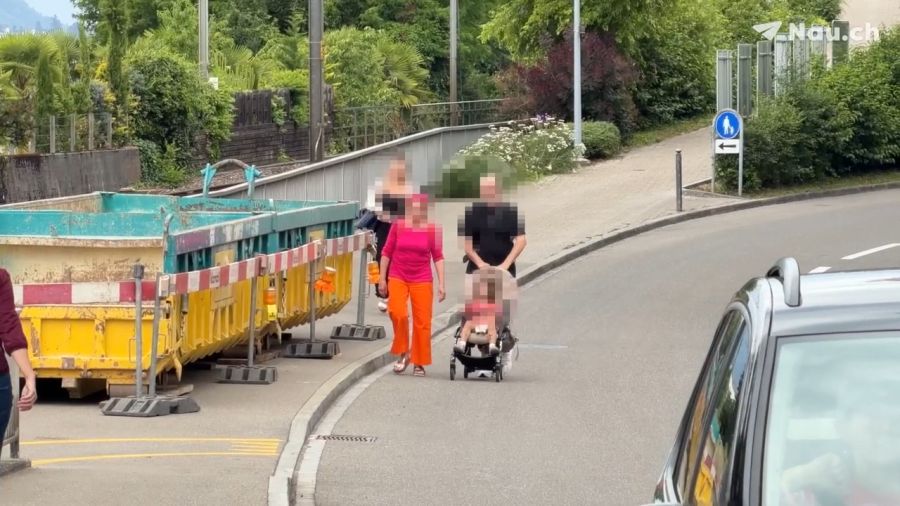 Am Bahnhof Feldmeilen in Herrliberg ZH wurden zwei Container abgestellt.