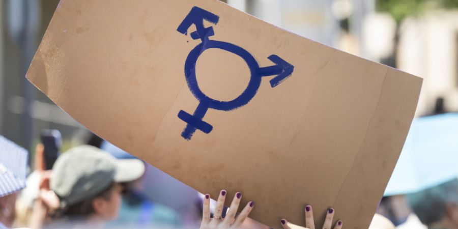 Am 14. Juni wird gegen Gewalt an Frauen und Ungleichheit demonstriert. Im Bild: Menschen demonstrieren mit Transparenten und Plakaten 2025 am Frauenstreik in Basel. (Archivbild)