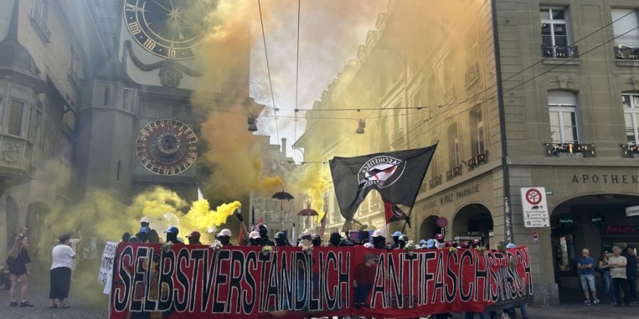 «Selbstverständlich antifaschistisch» lautete der Slogan auf dem Banner des vermummten Frontblocks, der den Umzug anführte.