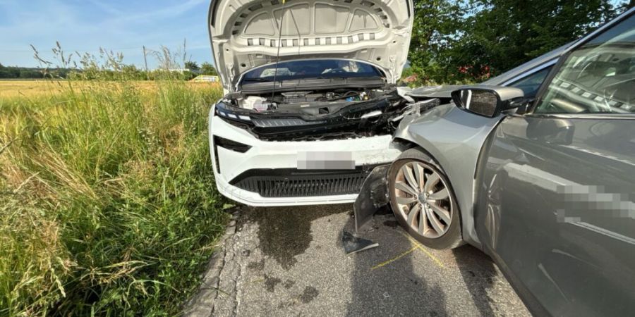 So präsentierten sich die zusammengestossenen Autos nach der Kollision.