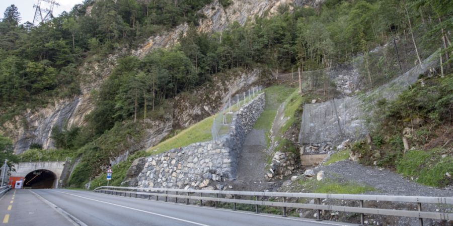 Die Axenstrasse wird in Gumpisch mit Dämmen und Netzen gegen Steinschlag gesichert und überwacht. (Archivaufnahme)