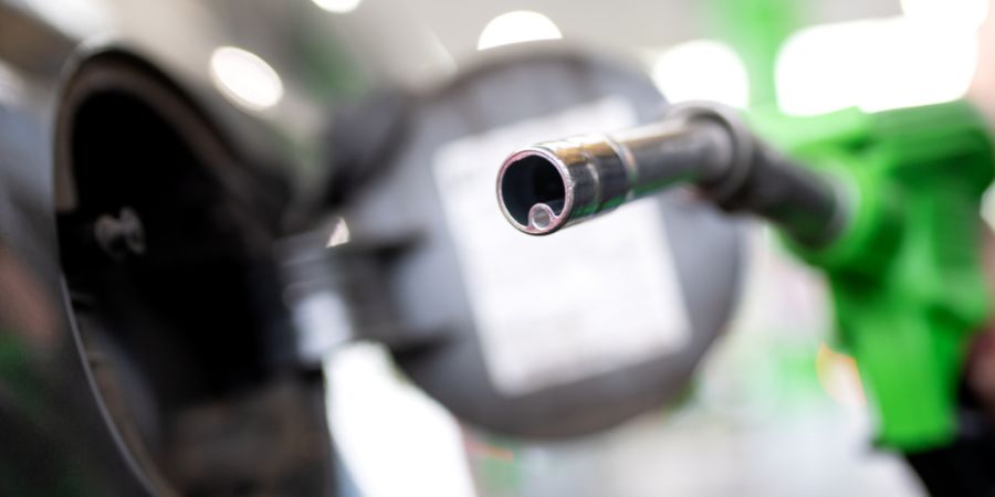 SYMBOLBILD - Eine Frau betankt ein Auto an einer Tankstelle. Foto: Sven Hoppe/dpa