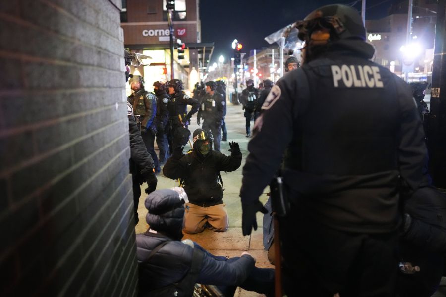 Viele Personen werden abgeschoben oder sitzen in Abschiebezentren fest.