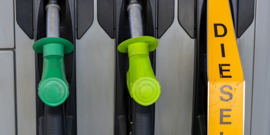 Die Spritpreise in der Schweiz sind seit letzter Woche wieder etwas günstiger geworden. Erstmals seit Ende März fiel der Preis für ein Liter Benzin Bleifrei 98 im Schweizer Durchschn...