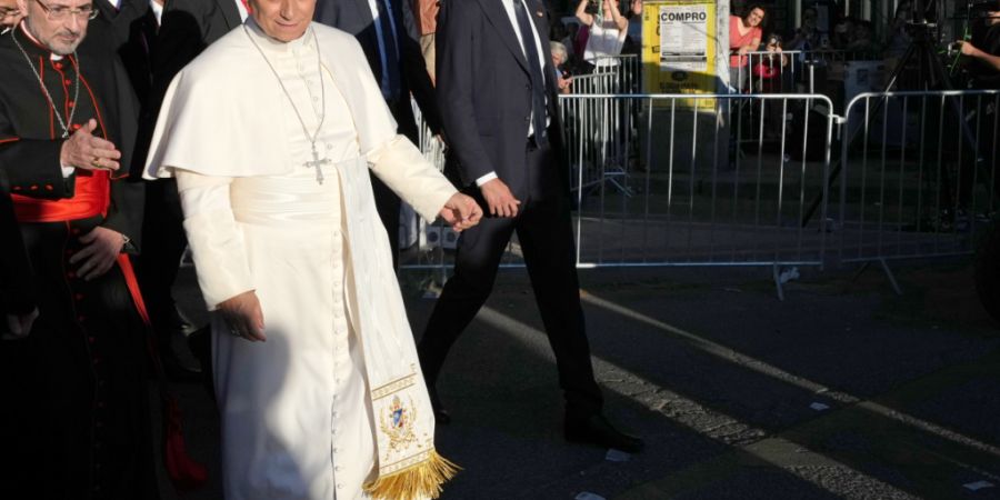 Papst Leo XIV. (M), begleitet vom Erzbischof von Madrid, Kardinal Jose Cobo Cano (l), trifft auf dem Lima-Platz zu einem gemeinsamen Gebet mit Gläubigen anlässlich seines apostolische...
