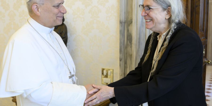 HANDOUT - Die vom vatikanischen Presseamt veröffentlichte Aufnahme zeigt Papst Leo XIV. und die Poetin und Sängerin Patti Smith bei einer Privataudienz im Vatikan. Foto: Vatican Media...