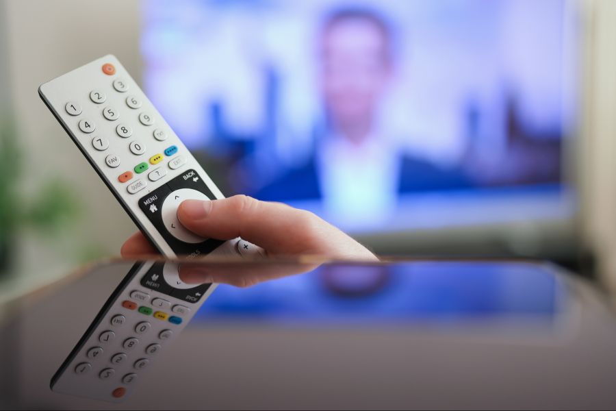 Eine neue Studie zeigt den Zusammenhang zwischen tiefem Selbstwert und übermässigem Reality-TV-Konsum.