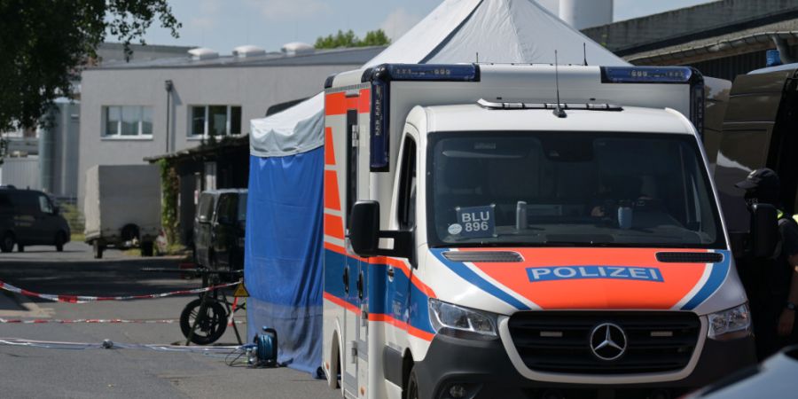 Einsatzfahrzeuge der Polizei und vom Zoll stehen auf einem Firmengelände. Der Zoll und die Polizei sind weiter im Einsatz gegen ein mutmaßliches Drogenlabor im Gewerbegebiet Ludwigsfe...
